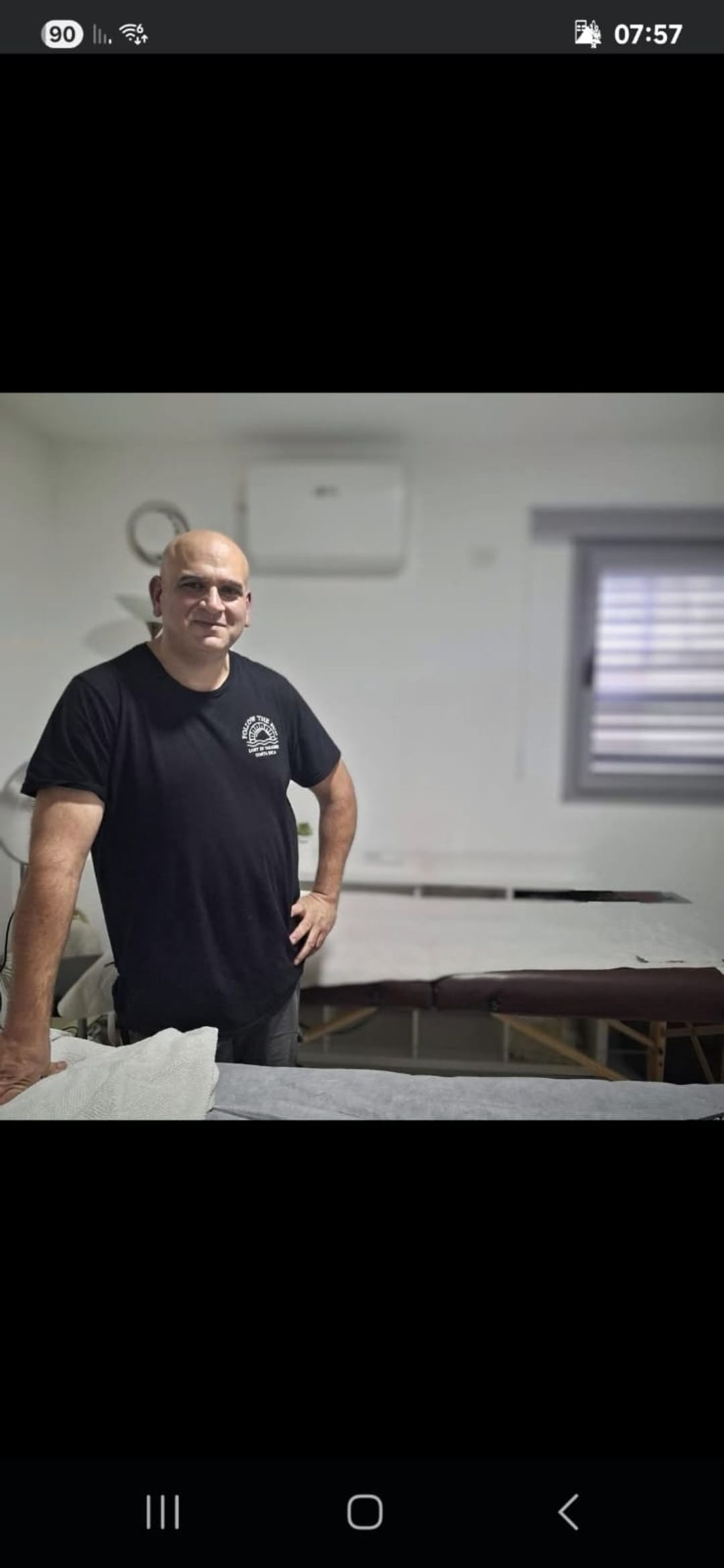 בעל עסק עומד במקום העבודה שלו לצד פרויקט